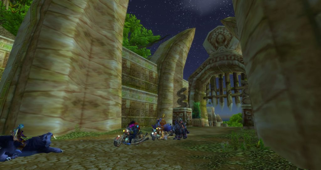 A Gurubashi troll talks to Da Doctas Tour as they rest at the entrance to Zul'Gurub in Northern Stranglethorn